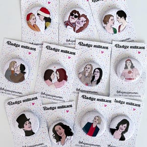 Puede incluir: Una colección de botones redondos y blancos con ilustraciones coloridas de personas. Cada botón está adherido a una pequeña tarjeta con el texto "Badge militant" y un identificador de redes sociales. Las ilustraciones representan varios personajes.