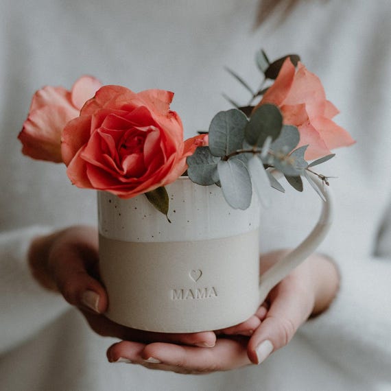 Maman avec une grande tasse