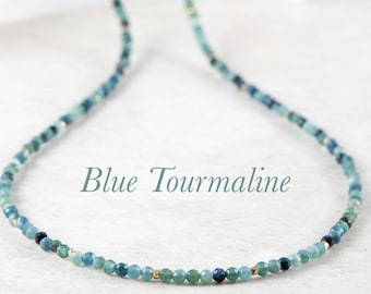 Collar delicado con turmalina azul, pequeñas piedras azules y baño de oro / plata de ley, collar con la piedra natal de octubre, joyería minimalista.