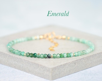 Natuurlijke smaragdarmband, geboortesteen mei, ombre groene edelstenen en gouden vulling / sterlingzilver, sierlijke handgemaakte stapelarmband