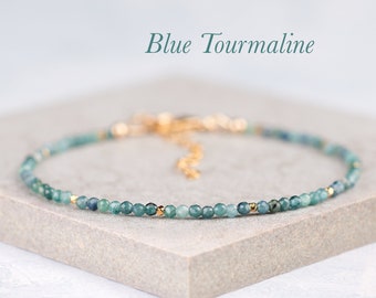 Delicada pulsera de turmalina azul en plata de ley 925 maciza o chapada en oro de 14 quilates: joyería minimalista hecha a mano con piedras preciosas.
