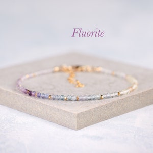 Bracelet délicat avec pierres précieuses en fluorite, petites perles de fluorite multicolores de 2 mm, remplissage en argent sterling ou or, bracelet minimaliste à superposer