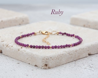 Sierlijke Ruby edelsteen armband, kleine 2 mm echte roze-rode robijn en sterling zilver/gouden vulling, minimalistische stapelarmband, juli geboortesteen