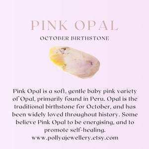 Puede incluir: Una piedra preciosa de &oacute;palo rosa de forma irregular y lisa con inclusiones amarillas y blancas. El texto dice: PINK OPAL OCTOBER BIRTHSTONE. El &oacute;palo rosa es una variedad de &oacute;palo de color rosa beb&eacute;, suave y delicado, que se encuentra en Per&uacute;.