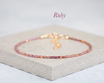 Sierlijke Ruby edelsteen armband, kleine 2 mm echte Ombre Ruby kralen, sterling zilver of goud vulling, delicate stapelarmband, juli Birthstone