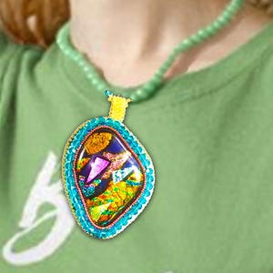 Eirene, ręcznie robiony wielokolorowy wiosenny wisiorek w kształcie kaboszonu, ciepły szklany wisiorek w kształcie patchworku, haftowany koralikowy śliniaczek