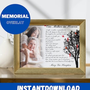 以下が含まれることがあります： 2人の女性が抱き合っている写真が入った額縁付きの追悼プリント。プリントには、赤いカージナルがついた白黒の木と、「天国の母」というタイトルの詩が描かれています。詩は、妻、母、祖母への賛辞です。プリントの下部には「メアリー・スー・ハンプトン」というテキストが書かれています。