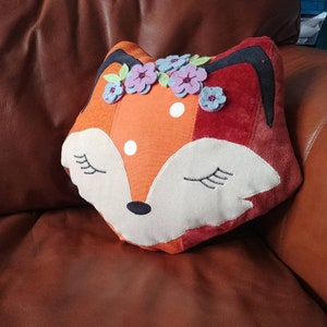 Padrão PDF DIY para Frida the Fox Pillow Plushie. Bordados e apliques de rosto de animal no nível iniciante. Berçário, decoração adolescente em estilo florestal.