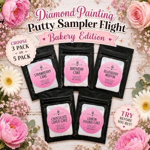 Puede incluir: Cinco bolsas negras resellables que contienen masilla para pintura de diamantes, cada una con una etiqueta circular rosa que dice Strawberry Cake, Birthday Cake, Blueberry Muffin, Chocolate Layer Cake o Lemon Pound Cake, sobre un fondo floral.
