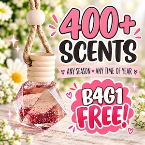 Puede incluir: Un ambientador colgante con una botella de vidrio facetado que contiene líquido rosa con purpurina, rematado con una tapa de madera y una cuerda trenzada. El texto dice 400+ SCENTS, ANY SEASON ANY TIME OF YEAR y B4G1 FREE! en letras rosas y negras.