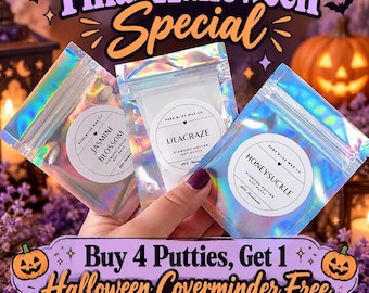 Op de afbeelding: Drie holografische zakjes met diamond dot putty, gelabeld Jasmine Blossom, Lilacraze en Honeysuckle. De tekst luidt Final Halloween Special en Buy 4 Putties, Get 1 Halloween Coverminder Free, met afbeeldingen van pompoenen en vleermuizen.