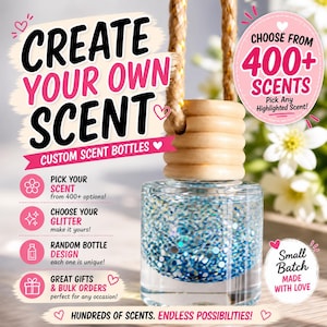 Könnte beinhalten: Eine durchsichtige Duftflasche aus Glas mit blauem Glitzer, einem hellen Holzverschluss und einer dicken Kordel zum Aufhängen. Der Text lautet: CREATE YOUR OWN SCENT, CHOOSE FROM 400+ SCENTS, PICK YOUR SCENT, CHOOSE YOUR GLITTER, RANDOM BOTTLE DESIGN.