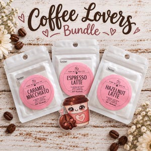 Könnte beinhalten: Drei weiße wiederverschließbare Beutel mit der Aufschrift Tester, die jeweils einen runden rosa Aufkleber mit dem Text Caramel Macchiato, Espresso Latte und Hazelnut Latte enthalten. Ein Kaffeetassen-Aufkleber liegt mittig.