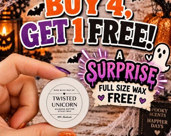 Könnte beinhalten: Ein kleiner, runder, weißer Behälter mit Twisted Unicorn Diamond Dotter Sticky Wax von Pure Bliss Wax Co. Das Etikett zeigt schwarzen Text, ein kleines Herzsymbol und die Worte 100% Handmade. Der Behälter wird vor einem Halloween-Hintergrund gehalten.