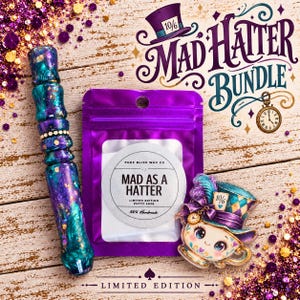 以下が含まれることがあります： Mad Hatter Bundleセット。紫と青緑のグリッター入り樹脂製ツール、Pure Bliss Wax Co Mad As A Hatter Limited Edition Putty 2026と書かれた紫のポーチ、10/6のタグが付いたシルクハットを被ったティーカップのキャラクターが含まれています。