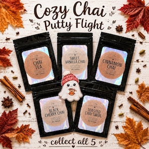 Puede incluir: Cinco bolsas negras etiquetadas como Cozy Chai Putty Flight, cada una con un aroma diferente: Chai Tea, Sweet Vanilla Chai, Cinnamon Chai, Black Cherry Chai y Toasted Chai Swirl. Una pequeña pegatina de fantasma con gorro rojo y una taza.