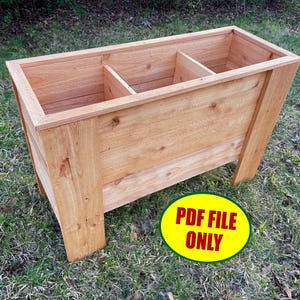 Peut inclure: Une jardinière en bois avec trois compartiments. La jardinière est en bois naturel et a un aspect rustique. La jardinière est posée sur un lit d'herbe verte. Le texte "PDF FILE ONLY" est visible sur l'image.