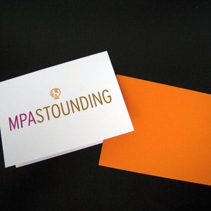 Puede incluir: Una tarjeta blanca con el texto "MPASTOUNDING" en letras moradas y un pequeño icono de globo terráqueo marrón sobre el texto.