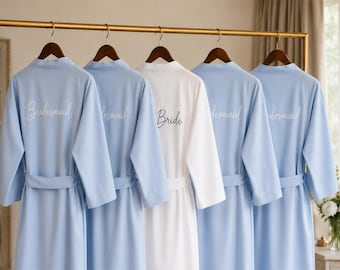 Conjunto de 2 robes bordados para damas de honra e mais vestidos quimono azuis.