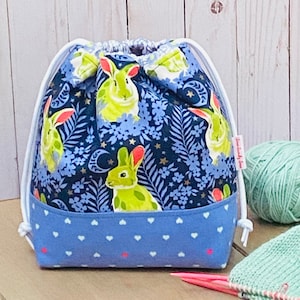 Sac à projets avec cordon de serrage - Hop to it - jacinthe des bois, pochette de Pâques, sac à tricoter pour chaussettes, sac pour amoureux des lapins, cadeau pour tricoteuse, petit sac à tricoter