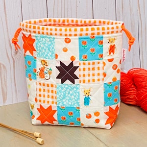Pochette patchwork souris Trixie, sac à chaussettes avec cordon de serrage, un sac à tricoter, sac cadeau réutilisable, sac matelassé orange et crème