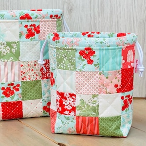 Sacs à cordon en patchwork - Légers - choix de taille moyenne ou de sac à chaussettes, sacs pour projets de tricot, sacs sur le thème du printemps, cadeau pour tricoteuse