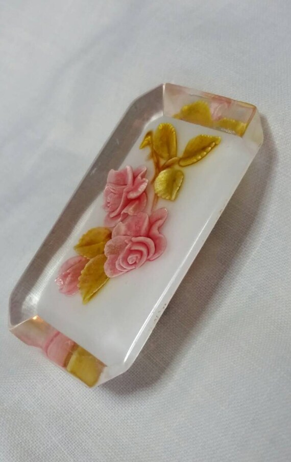 vintage Broche en lucite à décor floral gravé à l'envers CARVED LUCITE
