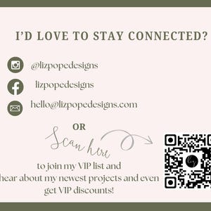Pu&ograve; includere: Un biglietto bianco con il testo "Mi piacerebbe rimanere in contatto?" e informazioni di contatto sui social media per Liz Pope Designs, inclusi Instagram, Facebook e e-mail. Il biglietto include anche un codice QR con il testo "Scansiona qui per unirti alla mia lista VIP e conoscere i miei progetti pi&ugrave; recenti e persino ottenere sconti VIP!"