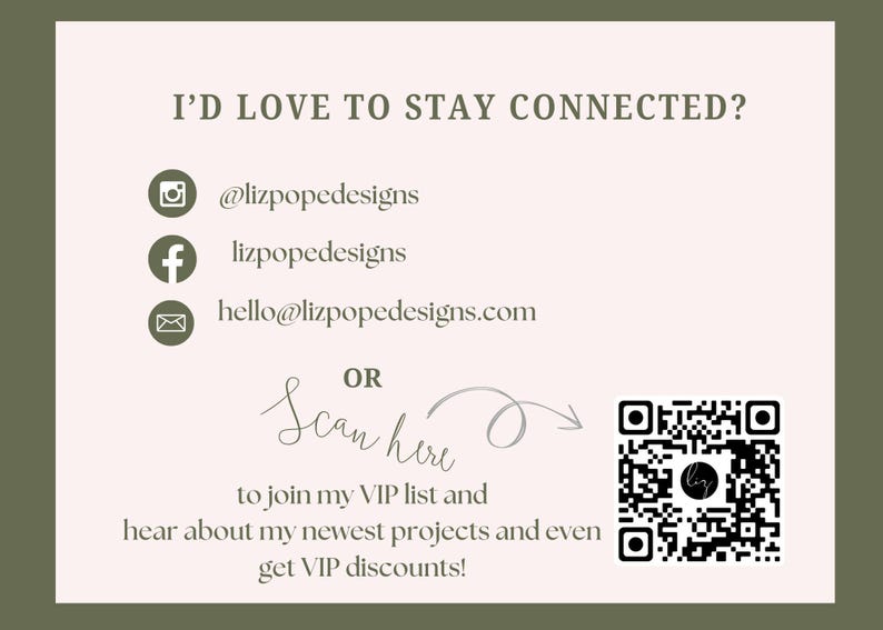 Pu&ograve; includere: Un biglietto bianco con il testo "Mi piacerebbe rimanere in contatto?" e informazioni di contatto sui social media per Liz Pope Designs, inclusi Instagram, Facebook e e-mail. Il biglietto include anche un codice QR con il testo "Scansiona qui per unirti alla mia lista VIP e conoscere i miei progetti pi&ugrave; recenti e persino ottenere sconti VIP!"