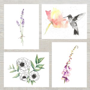 Pu&ograve; includere: Set di quattro illustrazioni ad acquerello con un colibr&igrave;, lavanda, anemoni e digitali. Le illustrazioni sono in stile minimalista con sfondo bianco.