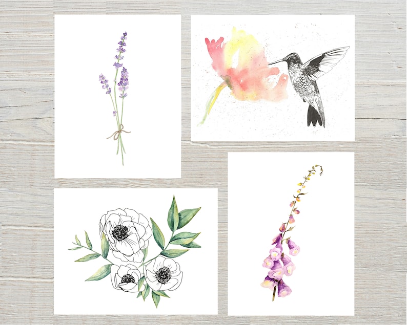 Pu&ograve; includere: Set di quattro illustrazioni ad acquerello con un colibr&igrave;, lavanda, anemoni e digitali. Le illustrazioni sono in stile minimalista con sfondo bianco.