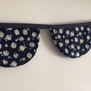 Floral Daisy on Navy Scallop Bunting - Easy-hang