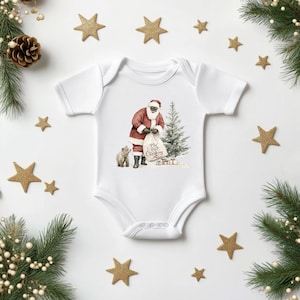 Wunderlicher Weihnachtsmann mit Bärenjungem und Weihnachtsbaum in weichem, illustriertem Stil - Perfekt für das Dekorieren im Urlaub