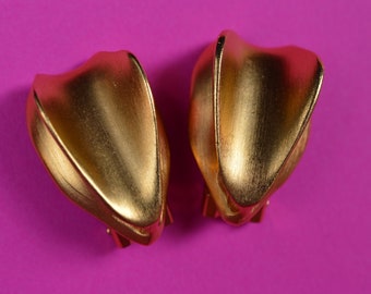 3\u201d Long DONNA KARAN Signed Baroque PEARL Charm Dangle Drop Earrings Gold Metal Modernist Brutalist Vintage Runway Couture Designer Statement