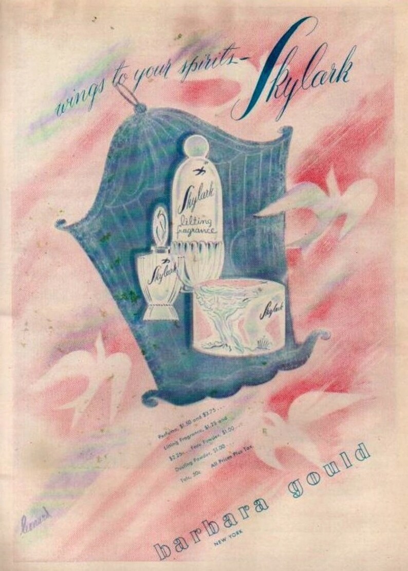 Pu&ograve; includere: Un annuncio vintage per il profumo Skylark, con un'illustrazione blu e rosa di un uccello in volo e una bottiglia di profumo con il testo "Skylark lilting fragrance". L'annuncio include anche il testo "wings to your spirits - Skylark" e "barbara gould NEW YORK".