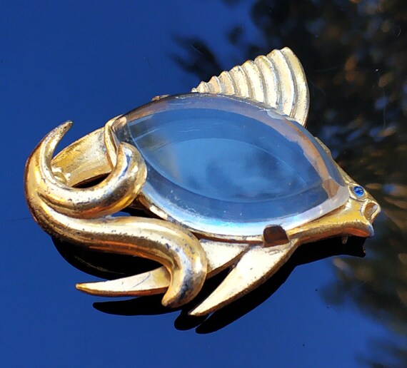 Vintage Brooch Pin  Fish Lucite 1940s - image 3