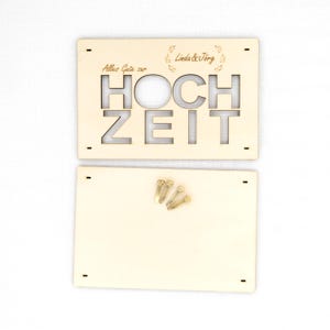 Pu&ograve; includere: Una targa rettangolare in legno chiaro con il testo tagliato al laser "Alles Gute zur HOCHZEIT" e "Linda & J&ouml;rg" con decorazioni a forma di foglia. &Egrave; incluso un secondo pannello rettangolare in legno semplice con quattro piccoli perni dorati.