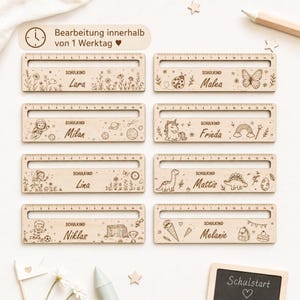 Könnte beinhalten: Acht rechteckige Holzlineale, jeweils 15 cm lang, mit eingravierten Namen und verschiedenen Illustrationen wie Blumen, Marienkäfer, Schmetterling, Astronaut, Einhorn, Fee, Dinosaurier, Fußballspieler und verschiedenen Schulutensilien.