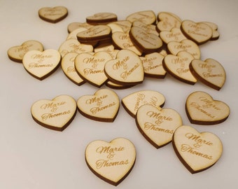 Personliga trähjärtan, 20, 30 eller 50 stycken, 3 cm i diameter, med bruden och brudgummens namn.