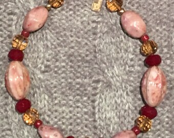 Berries in Gold // Charming Multi Color Beaded Bracelet for Women // Handmade Jewelry // Pink, Red and Gold // Gift Idea for Christmas