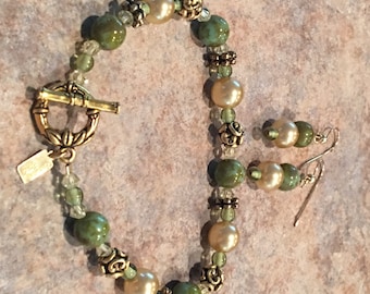 Classy on the Go // Green and Gold  // Bracelet Earring Set // Women's Jewelry // Swarovski Crystals // Antique Gold  Gifts for Mom  Wife