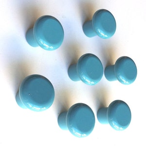 Peut inclure: Sept boutons de cabinet en céramique bleu sarcelle en forme de champignon.