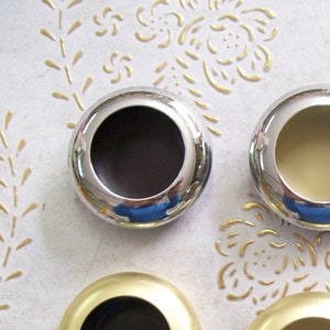 Infällda kromhandtag i Italien med brunt bakstycke i hög kvalitet. Brunt kromhandtag. Handtag krom och brunt. Handtag kromade Art.1269/brun