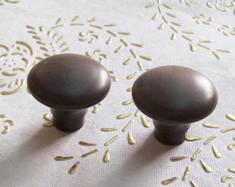 Italienska handtag och knoppar i hög kvalitet. Knoppar av hårdplast, brunfärgad. Brun färg. Knoppdiameter mm. 34 Knopphöjd mm. 29. Art. 343