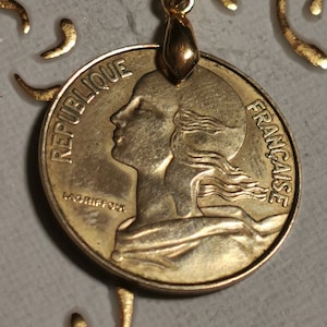 Vintage 1969 French Coin Pendant wykonany z oryginalnej monety 20 centów. Prezent. 52. rocznica, 52. urodziny. Freedom Women.art.760,mm23,5