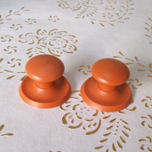 イタリア製の高品質のハンドルとノブ。ノブは硬質プラスチック製で、色はオレンジ色です。オレンジ色。ノブの直径は 27 mm。ベース直径は 38 mm。品番 330