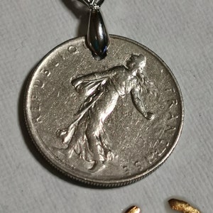 Pendentif pour pièce de monnaie française vintage de 1969 fabriqué à partir de véritables pièces de 1 franc. Semoir pour femmes. Cadeau. 52e anniversaire. 52e anniversaire.mm.24 art.934