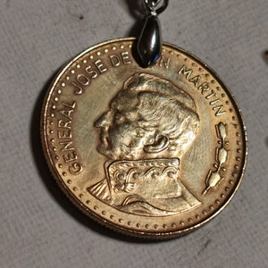 Colgante de moneda argentina vintage de 1981 hecho de genuino 100 pesos. General Josè de San Martín.Libertad. 40 aniversario, 40º Birthday.art 961