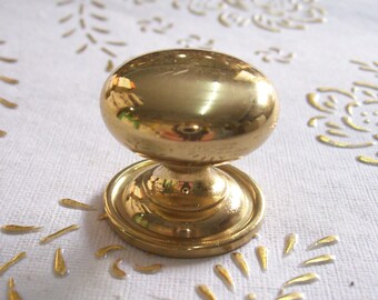 Italy Brass knobs in high quality. brass polished gold. turned brass. Knobs chiselled gold.  Diameter mm. 30,  base mm. 30,  art.302.