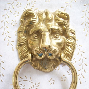 Vintage Italiensk antik "Lejon" dörrknäckare i polerad mässing av mycket hög kvalitet. Mässings lejonknäckare. Antik knäckare. Art.1304
